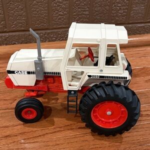 Ertl 1/16 scale Case 2590 tractor toy